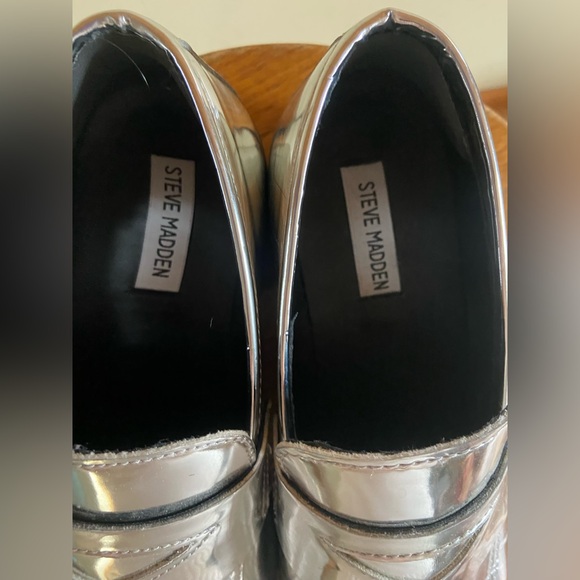 Steve Madden Silver Chrome Metallic Loafers Size 9.5 - Picture 3 of 6